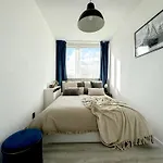 2Mins Skytower! Stylish 2Bd Kitchen, Balcony! Near Train