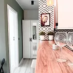 2Mins Skytower! Stylish 2Bd Kitchen, Balcony! Near Train