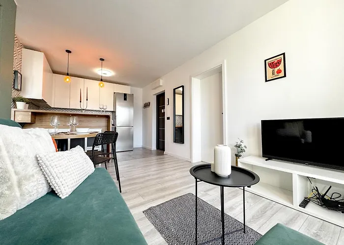 2Mins Skytower! Stylish 2Bd Kitchen, Balcony! Near Train