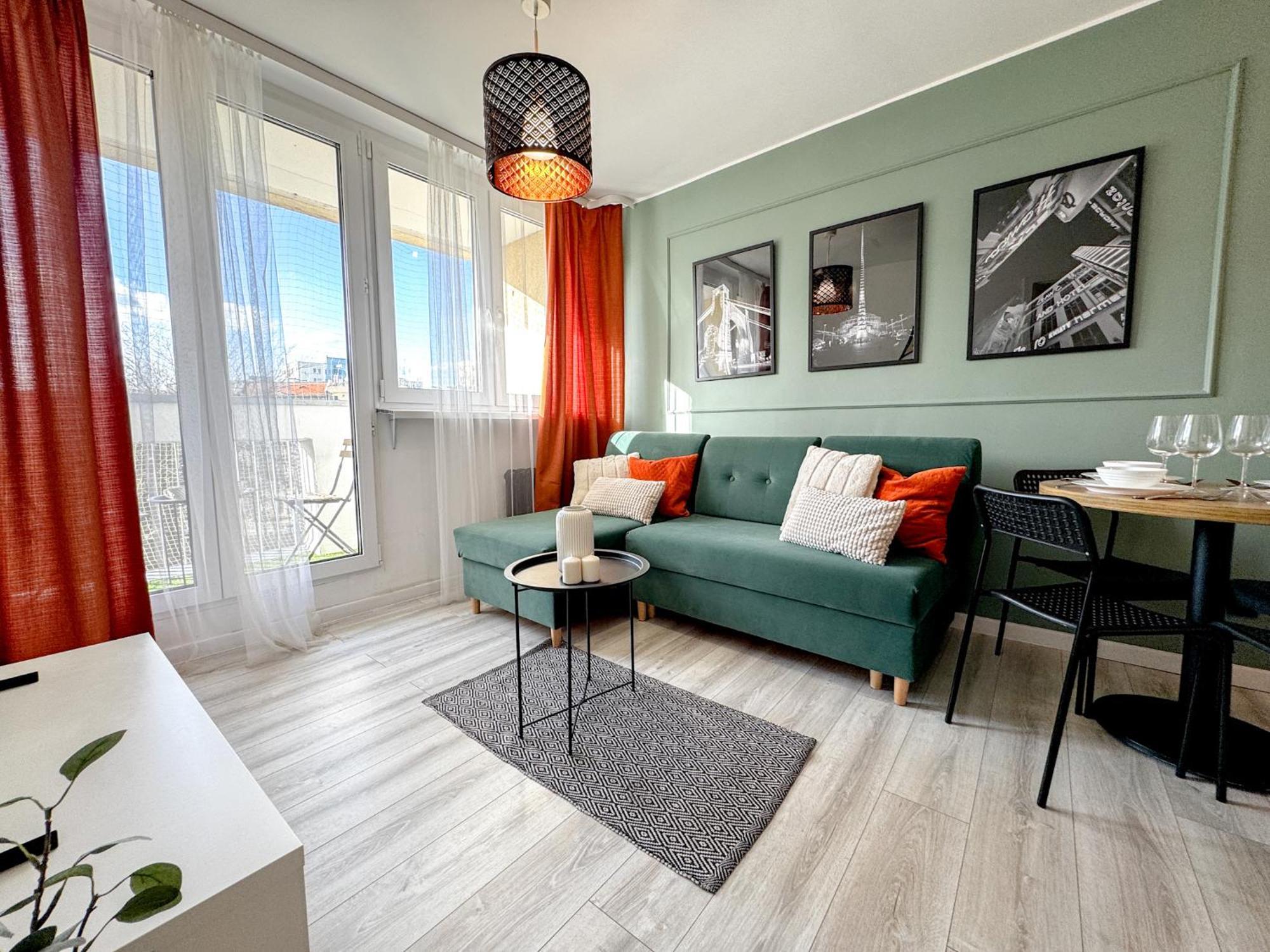 2mins Skytower! Stylish 2bd Kitchen, Balcony! Near Train Apartament Wrocław